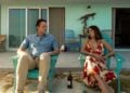 Vince Vaughn und Natalie Martinez in Bad Monkey Staffel 2 vor einem Strandhaus in Florida