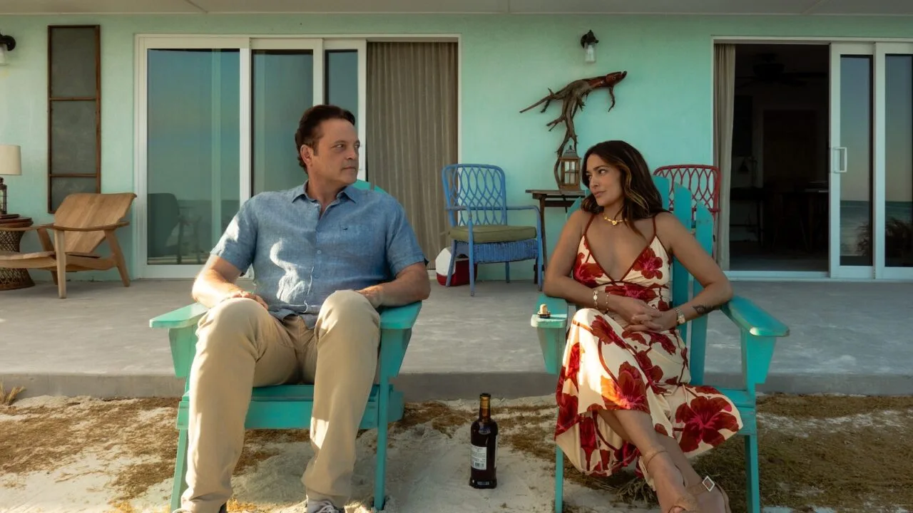 Vince Vaughn und Natalie Martinez in Bad Monkey Staffel 2 vor einem Strandhaus in Florida