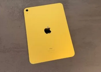iPad der 10. Generation in Gelb mit der Rückseite nach oben auf schwarzem Grund, die iPad-Auslieferungen sind im zweiten Quartal gesunken