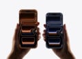 Zwei iPhone 17 Pro in Cosmic Orange und Tiefblau in Händen gehalten, eine Preiserhöhung beim iPhone 17 könnte kurzfristig kommen