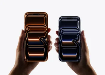 Zwei iPhone 17 Pro in Cosmic Orange und Tiefblau in Händen gehalten, eine Preiserhöhung beim iPhone 17 könnte kurzfristig kommen