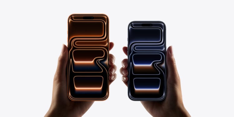 Zwei iPhone 17 Pro in Cosmic Orange und Tiefblau in Händen gehalten, eine Preiserhöhung beim iPhone 17 könnte kurzfristig kommen