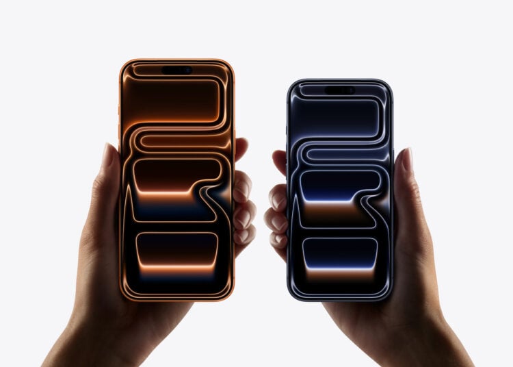 Zwei iPhone 17 Pro in Cosmic Orange und Tiefblau in Händen gehalten, eine Preiserhöhung beim iPhone 17 könnte kurzfristig kommen