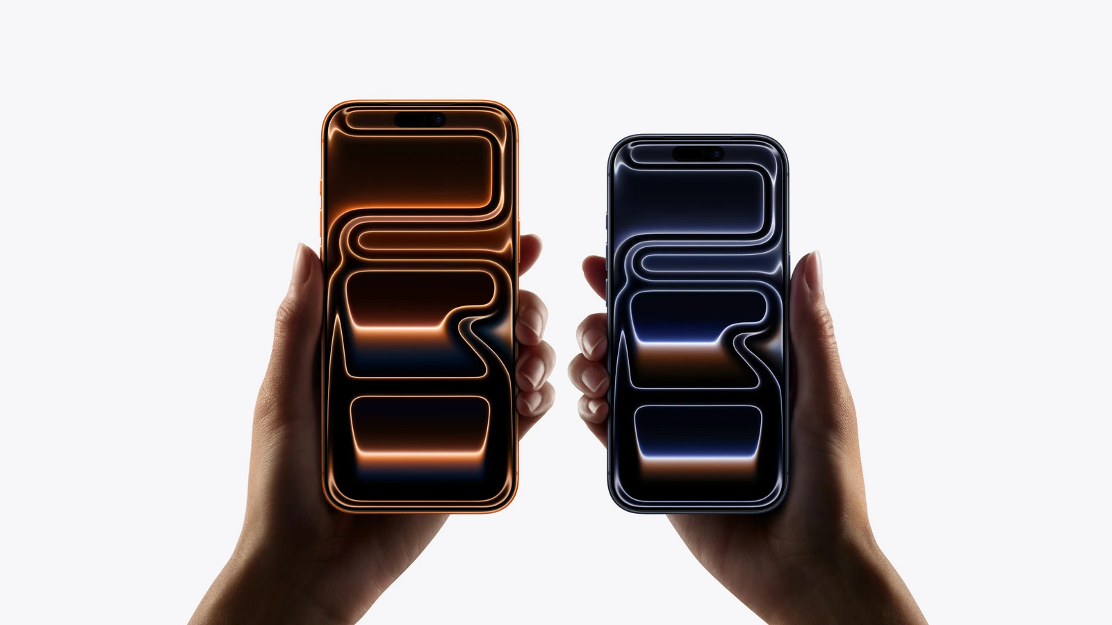Zwei iPhone 17 Pro in Cosmic Orange und Tiefblau in Händen gehalten, eine Preiserhöhung beim iPhone 17 könnte kurzfristig kommen