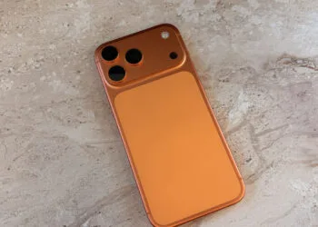 iPhone 17 Pro in Cosmic Orange auf Marmor als Bezugspunkt für den iPhone 18 Pro Preis