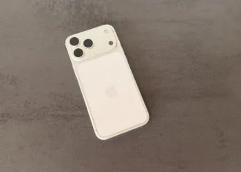 Rückseite eines silbernen iPhone 17 Pro Max auf dunklem Untergrund – beim Nachfolger sollen die iPhone 18 Pro Materialkosten um 38 Prozent höher liegen