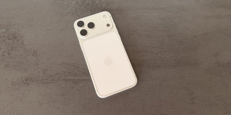 Rückseite eines silbernen iPhone 17 Pro Max auf dunklem Untergrund – beim Nachfolger sollen die iPhone 18 Pro Materialkosten um 38 Prozent höher liegen