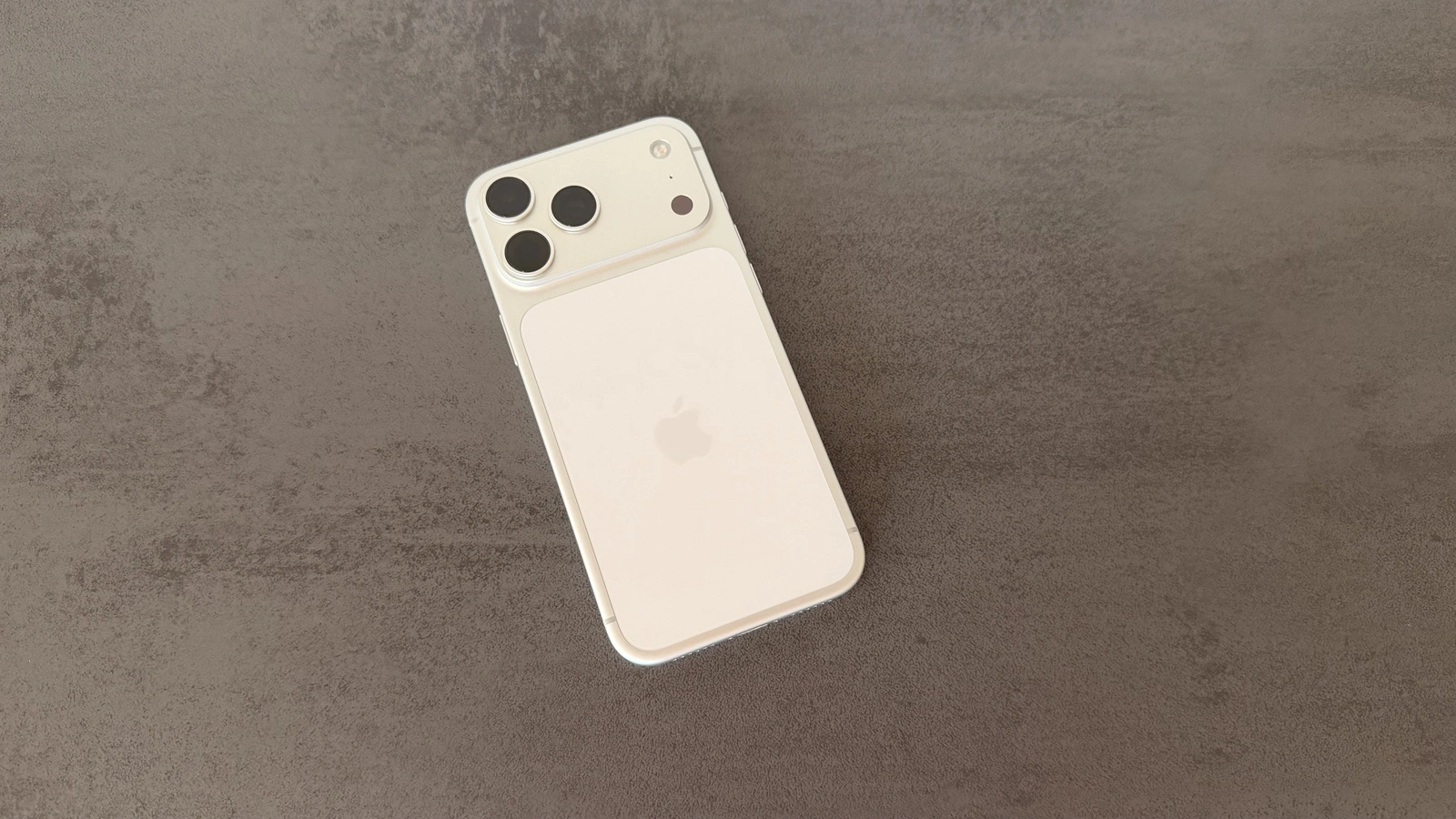 Rückseite eines silbernen iPhone 17 Pro Max auf dunklem Untergrund – beim Nachfolger sollen die iPhone 18 Pro Materialkosten um 38 Prozent höher liegen