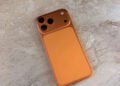 Rückseite eines iPhone 17 Pro Max in Cosmic Orange mit dem Kameramodul, das beim iPhone 18 Pro Max eine variable Blende bekommen soll
