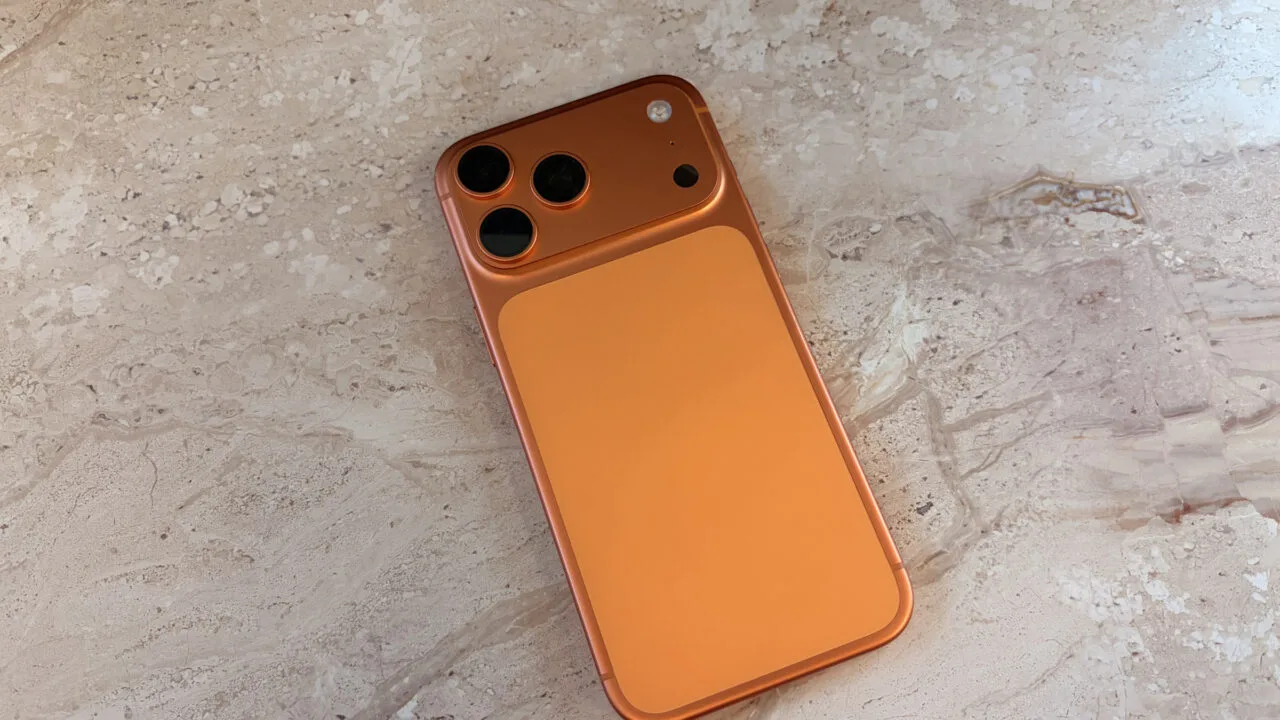Rückseite eines iPhone 17 Pro Max in Cosmic Orange mit dem Kameramodul, das beim iPhone 18 Pro Max eine variable Blende bekommen soll