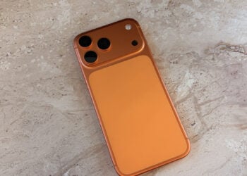 Rückseite eines iPhone 17 Pro Max in Cosmic Orange mit dem Kameramodul, das beim iPhone 18 Pro Max eine variable Blende bekommen soll