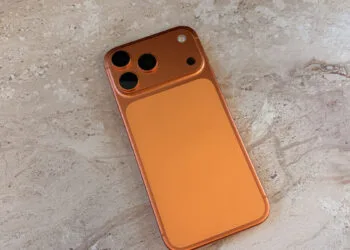 Rückseite eines iPhone 17 Pro Max in Cosmic Orange mit dem Kameramodul, das beim iPhone 18 Pro Max eine variable Blende bekommen soll