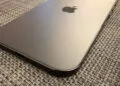 Unterkante des iPhone Air in Nahaufnahme als Grundlage für das iPhone 20 Glas-Design