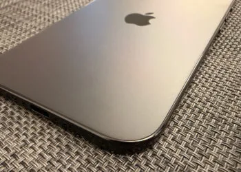 Unterkante des iPhone Air in Nahaufnahme als Grundlage für das iPhone 20 Glas-Design