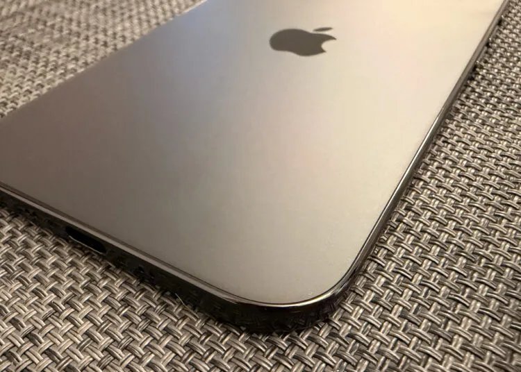 Unterkante des iPhone Air in Nahaufnahme als Grundlage für das iPhone 20 Glas-Design