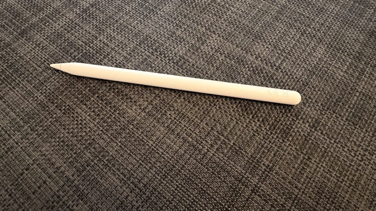 Apple Pencil liegt auf grauem Gewebe – Apple testete einen eigenen Apple Pencil für das iPhone Ultra