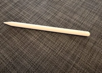 Apple Pencil liegt auf grauem Gewebe – Apple testete einen eigenen Apple Pencil für das iPhone Ultra