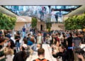 Kunden drängen sich zum iPhone-Verkaufsstart im Apple Store an der Fifth Avenue in New York, wo der iPhone Ultra Marktstart laut Bericht zuerst erfolgen soll