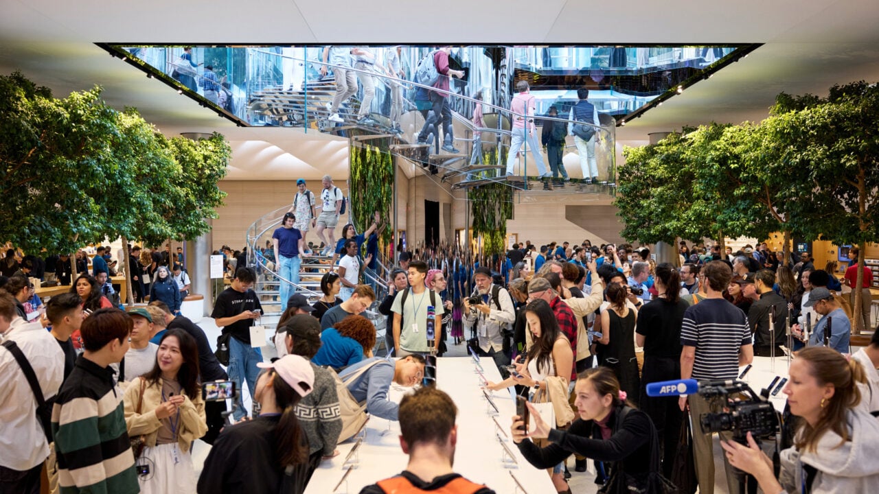 Kunden drängen sich zum iPhone-Verkaufsstart im Apple Store an der Fifth Avenue in New York, wo der iPhone Ultra Marktstart laut Bericht zuerst erfolgen soll
