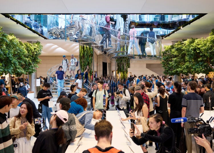 Kunden drängen sich zum iPhone-Verkaufsstart im Apple Store an der Fifth Avenue in New York, wo der iPhone Ultra Marktstart laut Bericht zuerst erfolgen soll