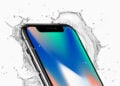 Das iPhone X mit Wasserspritzern vor hellem Hintergrund, das Modell gilt bei Apple nun als veraltet