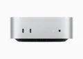 Mac mini in Silber von vorn mit zwei USB-C-Anschlüssen und Kopfhörerbuchse