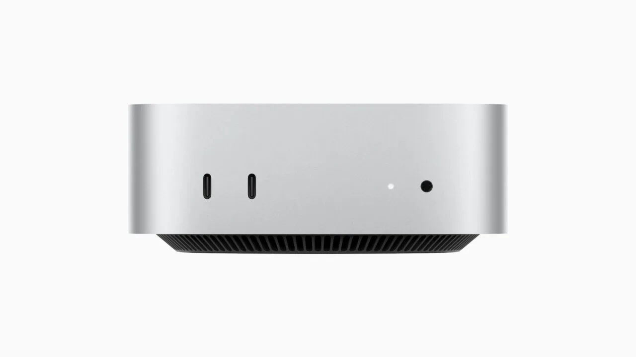 Mac mini in Silber von vorn mit zwei USB-C-Anschlüssen und Kopfhörerbuchse