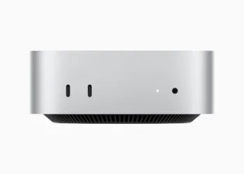 Mac mini in Silber von vorn mit zwei USB-C-Anschlüssen und Kopfhörerbuchse