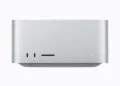 Mac Studio mit M5 Ultra in Silber von vorn mit zwei USB-C-Anschlüssen und SD-Kartensteckplatz
