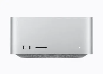 Mac Studio mit M5 Ultra in Silber von vorn mit zwei USB-C-Anschlüssen und SD-Kartensteckplatz