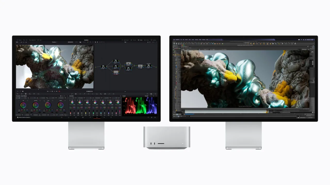 Mac Studio M5 Ultra zwischen zwei Studio Displays mit Videoschnitt- und 3D-Software