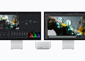 Mac Studio M5 Ultra zwischen zwei Studio Displays mit Videoschnitt- und 3D-Software