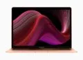 MacBook Air 2018 veraltet: Apples Retina-MacBook-Air, aufgeklappt vor hellem Hintergrund