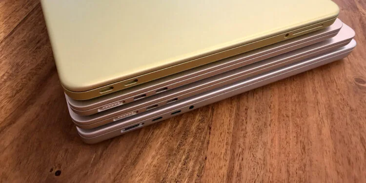 Vier gestapelte MacBooks von der Anschlussseite mit MagSafe 3 und USB-C, wobei je nach Modell ein anderes MacBook Netzteil die volle Ladegeschwindigkeit erreicht
