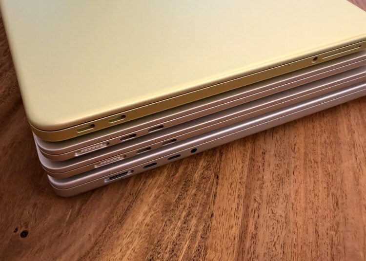 Vier gestapelte MacBooks von der Anschlussseite mit MagSafe 3 und USB-C, wobei je nach Modell ein anderes MacBook Netzteil die volle Ladegeschwindigkeit erreicht