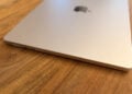 Geschlossenes MacBook Air 15 Zoll auf einem Holztisch – in macOS 26.7 stecken Codenamen zu unveröffentlichten Apple-Geräten