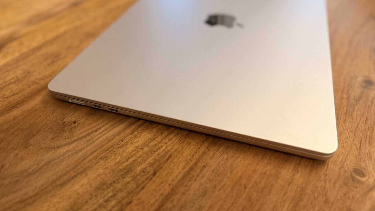 Geschlossenes MacBook Air 15 Zoll auf einem Holztisch – in macOS 26.7 stecken Codenamen zu unveröffentlichten Apple-Geräten