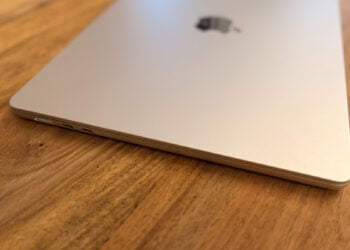 Geschlossenes MacBook Air 15 Zoll auf einem Holztisch – in macOS 26.7 stecken Codenamen zu unveröffentlichten Apple-Geräten