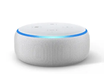 Amazon Echo Dot der dritten Generation in Weiß, dessen runde Bauform dem berichteten OpenAI-Lautsprecher ähneln soll
