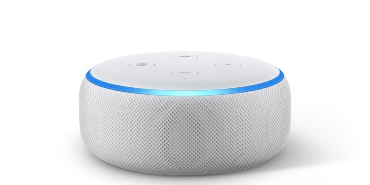 Amazon Echo Dot der dritten Generation in Weiß, dessen runde Bauform dem berichteten OpenAI-Lautsprecher ähneln soll