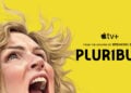 Key Art der Apple-TV-Serie Pluribus mit einer schreienden Frau vor gelbem Hintergrund, deren Fortsetzung als Pluribus Staffel 2 in Kürze gedreht wird