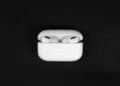 AirPods Pro mit kabellosem Ladecase vor schwarzem Hintergrund