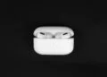 AirPods Pro mit kabellosem Ladecase vor schwarzem Hintergrund