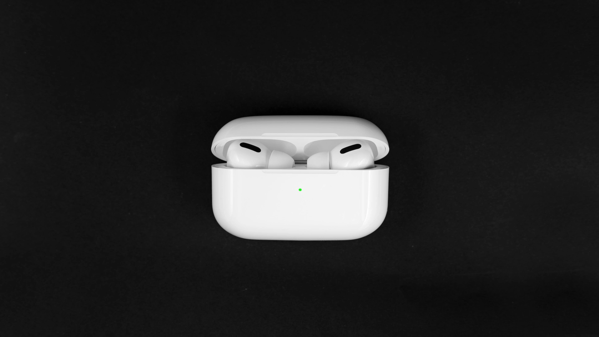 AirPods Pro mit kabellosem Ladecase vor schwarzem Hintergrund
