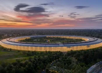 Symbolbild zur Apple Führungsriege: der Apple Park aus der Luft, beleuchtet bei Sonnenuntergang