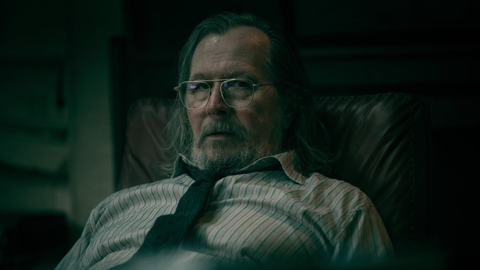Gary Oldman als Jackson Lamb im Sessel, Slow Horses Staffel 6 startet im Herbst 2026 bei Apple TV
