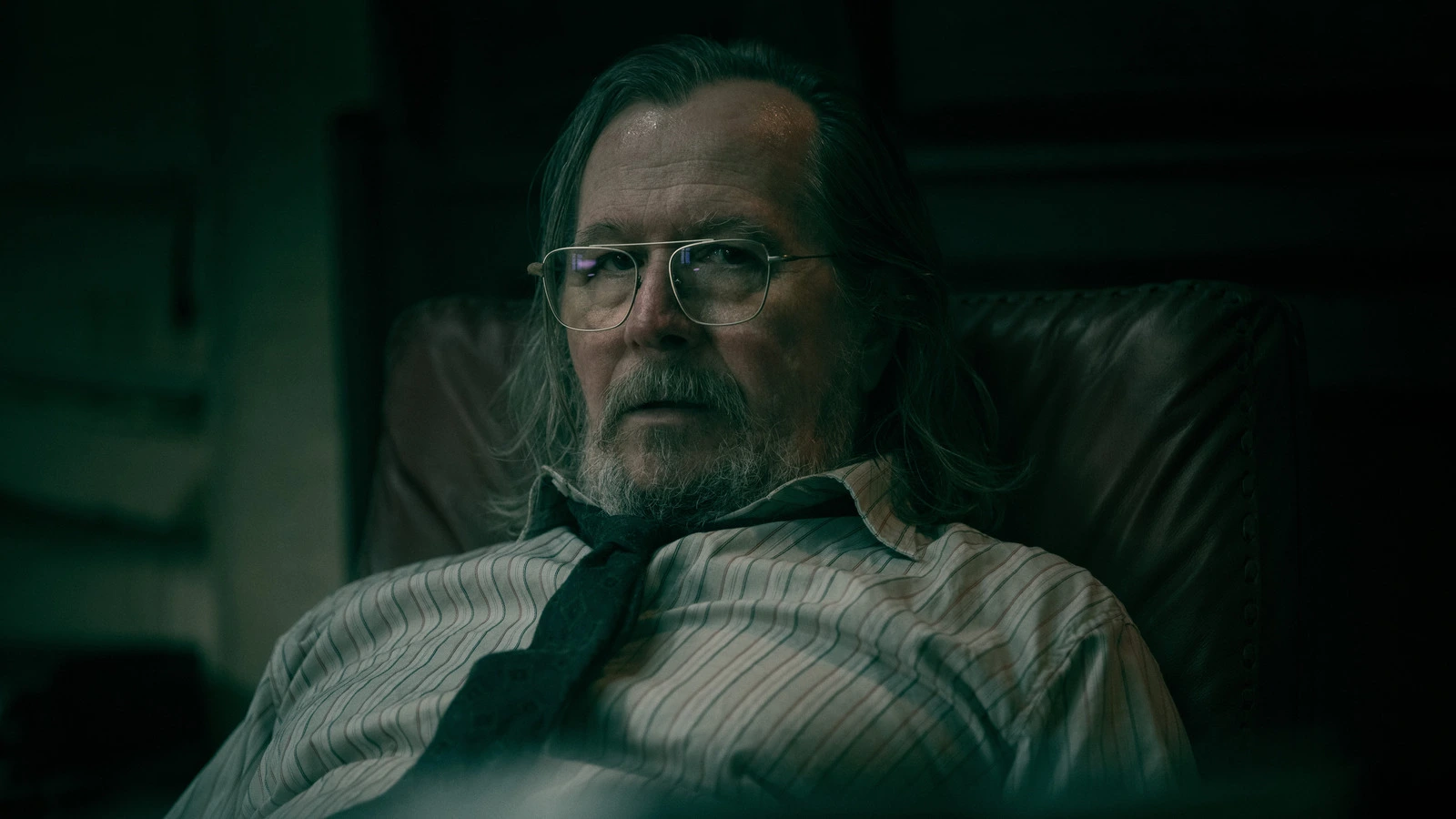 Gary Oldman als Jackson Lamb im Sessel, Slow Horses Staffel 6 startet im Herbst 2026 bei Apple TV
