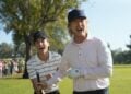 Owen Wilson und Peter Dager jubeln auf dem Golfplatz in Staffel 2 von Stick