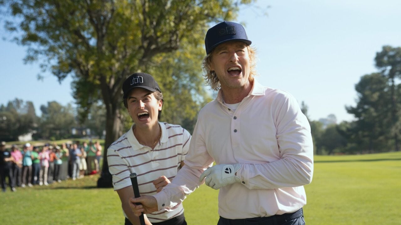 Owen Wilson und Peter Dager jubeln auf dem Golfplatz in Staffel 2 von Stick