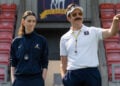 Ted Lasso im leeren Stadion des AFC Richmond neben einer Trainerin, während Apple über Ted Lasso Staffel 5 noch nicht entschieden hat